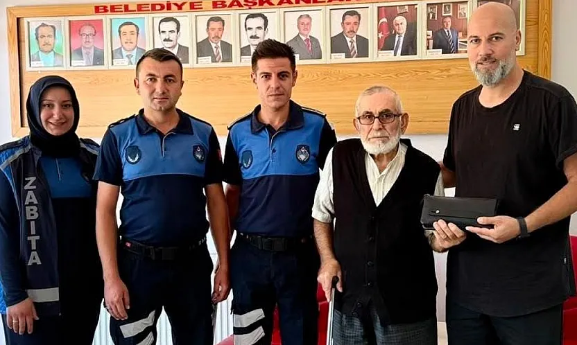 Tatarlı'da Yolda 8 Bin Euro Bulan Adam Soluğu Belediye'de Aldı