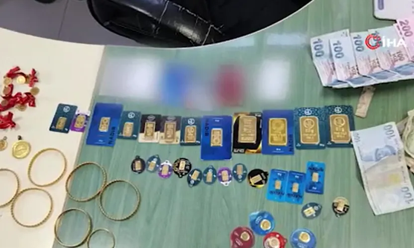 Temizlik İşçisi Altın Dolu Çantayı Polise Teslim Etti
