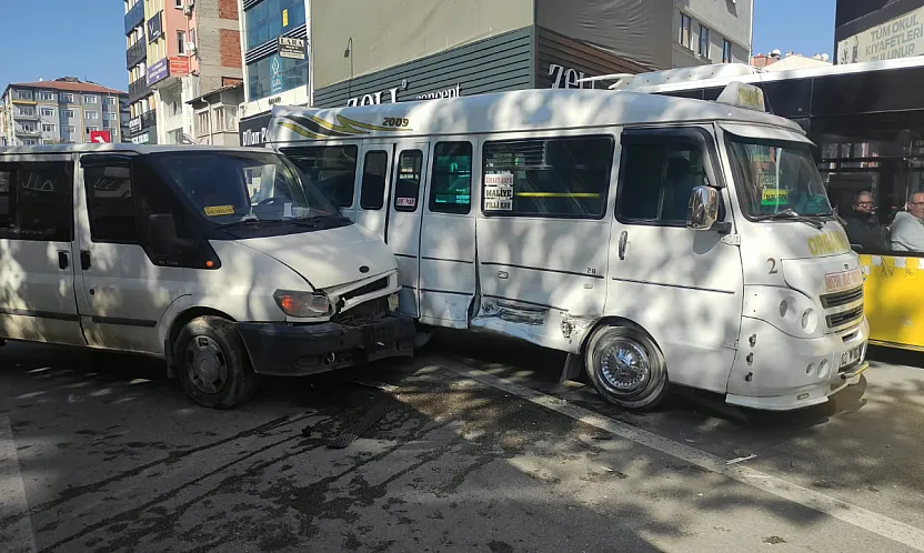 Ters Yönden Çıktı, Hat Minibüsüne Çarptı!