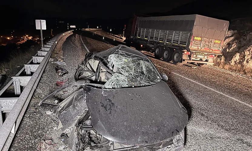 Tıra Çarpan Otomobilde 4 Kişi Yaralandı