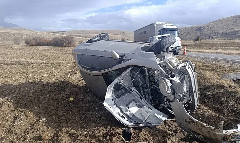 Tırla Çarpışan Otomobilde 5 Kişi Yaralandı