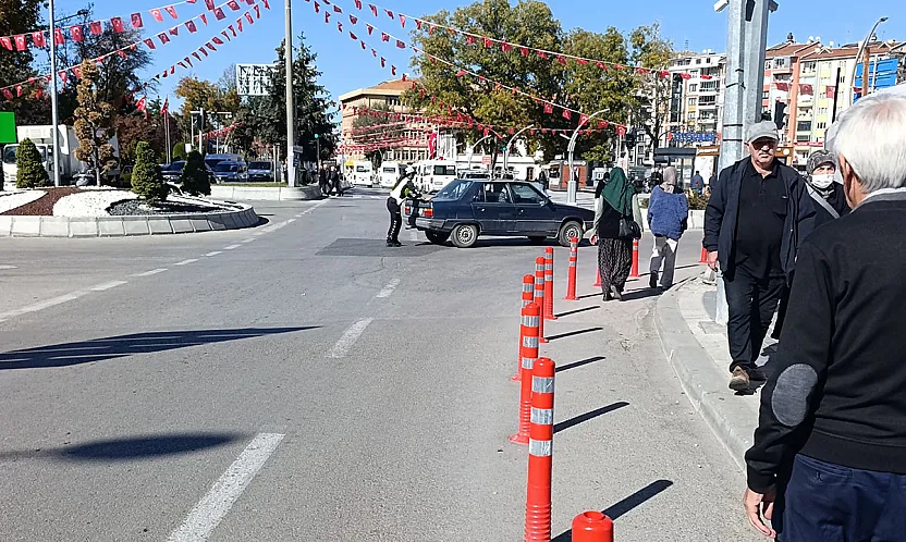 Trafikte Yolun Ortasında Kalan Otomobili Kadın Polis Tek Başına İttirerek Çalıştırdı