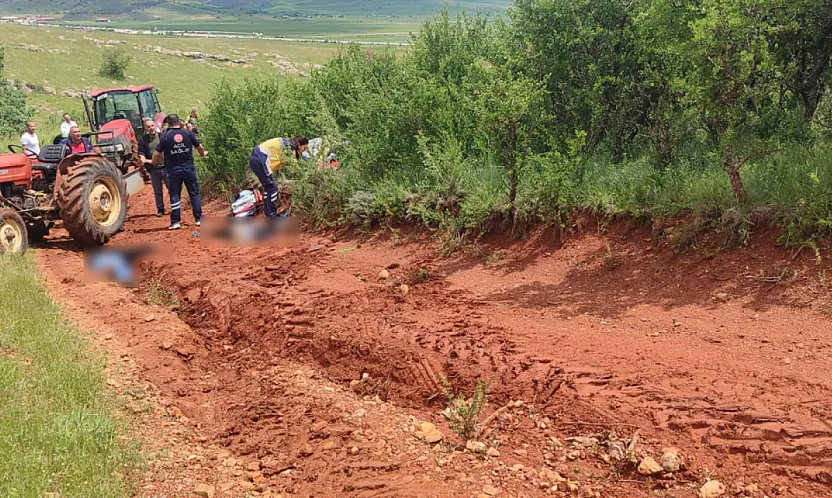 Traktör Devrildi: 1'i Çocuk 2 Kişi Öldü