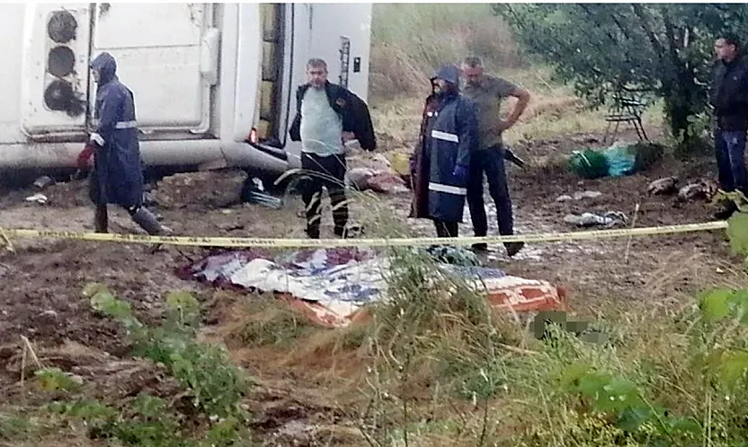 Tur Minibüsü Şarampole Uçtu: 4 Ölü, 16 Yaralı