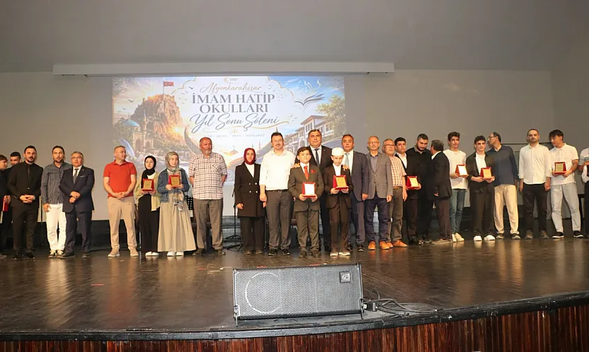 Türkiye Yüzyılı'nın Gençlerinin Sahne Performansı Tam Not Aldı
