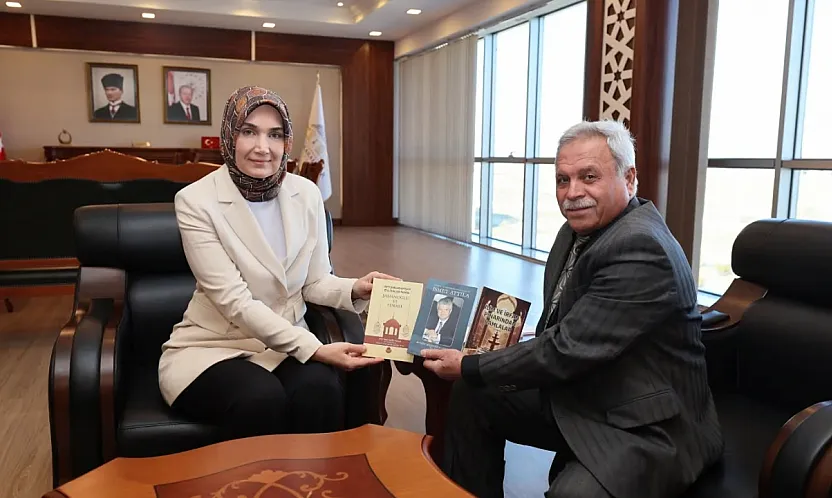 Usta Yazar Şahintepe, Kitaplarını Vali Yiğitbaşı'na Takdim Etti