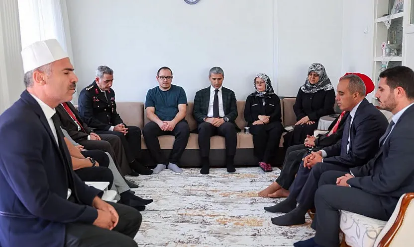 Vali Aktaş Görev Şehidinin Ailesini Ziyaret Etti