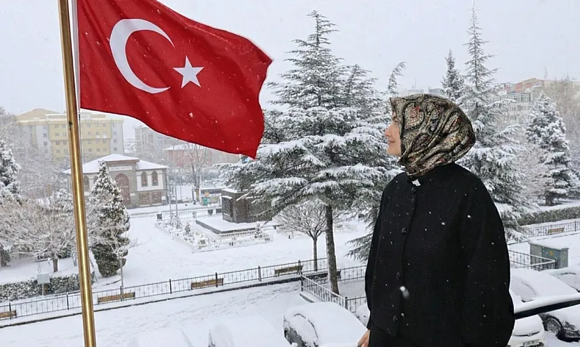 Vali Yiğitbaşı'dan Anlamlı Mesaj: Türk Bayrağı ve Mor-Beyaz Kalpler