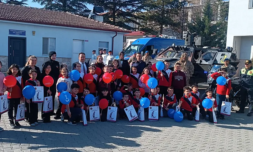 Vali Yiğitbaşı, Tek Tek Sohbet Etti… Öğrenciler, Jandarma Teşkilatı'nı Tanıdı