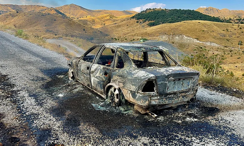 Yanan Araçtan Çıkarak Son Anda Kurtuldular