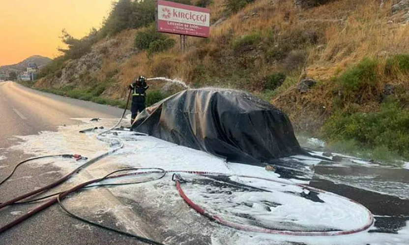 Yanan Elektrikli Otomobil 12 Saatte Söndürülebildi. Su İle Müdahale Söndürmeye Yetmiyor