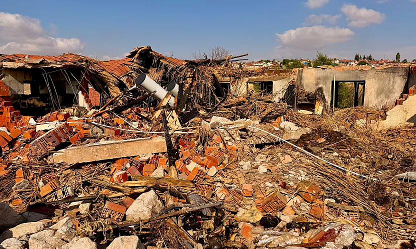 Yaşlı Çiftin Yanan Evinde Torunlarının Hayalleri de Kül Oldu