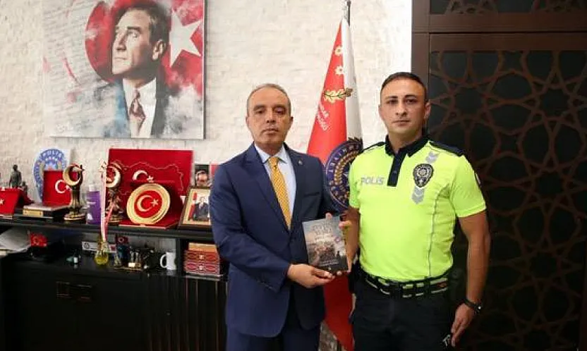 Yazar Trafik Polisi Kitabını Emniyet Müdürüne İmzaladı
