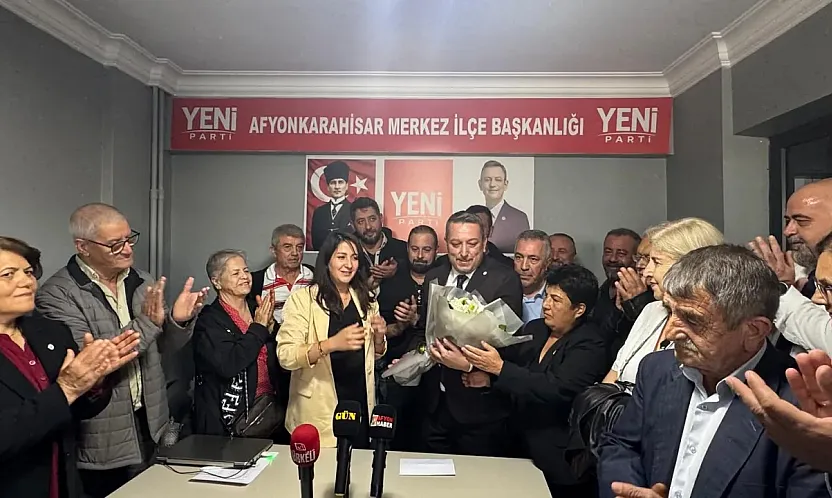 Yeni Parti'de Çiçeklerle Devir-Teslim