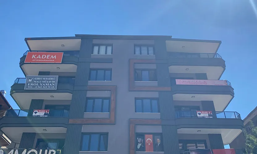 Yeni Parti KADEM'e Komşu Oldu