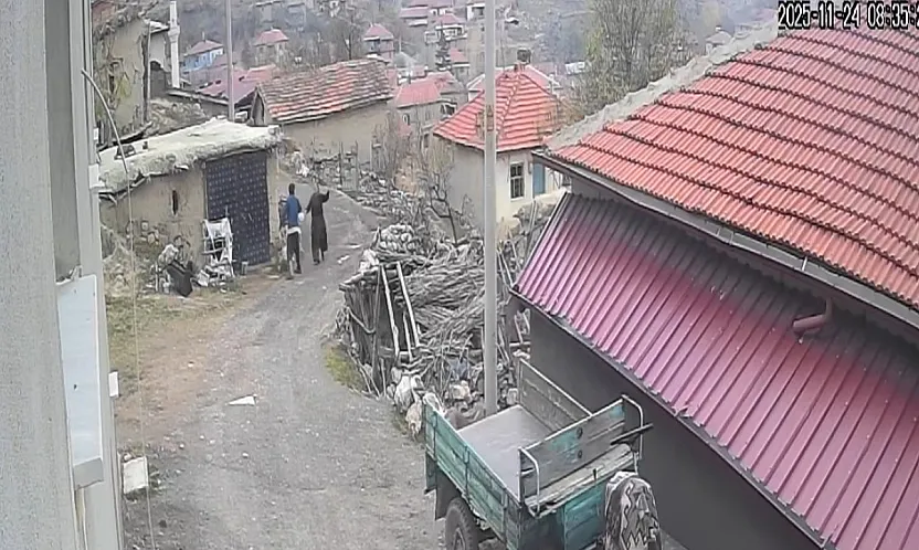 Yerde Yatan Karısının Kafasına Tekme Attı