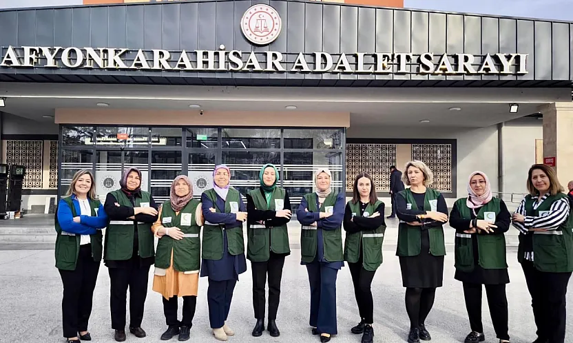 Yeşilay Afyon Şubesi Adliye'de Çocukları Unutmadı