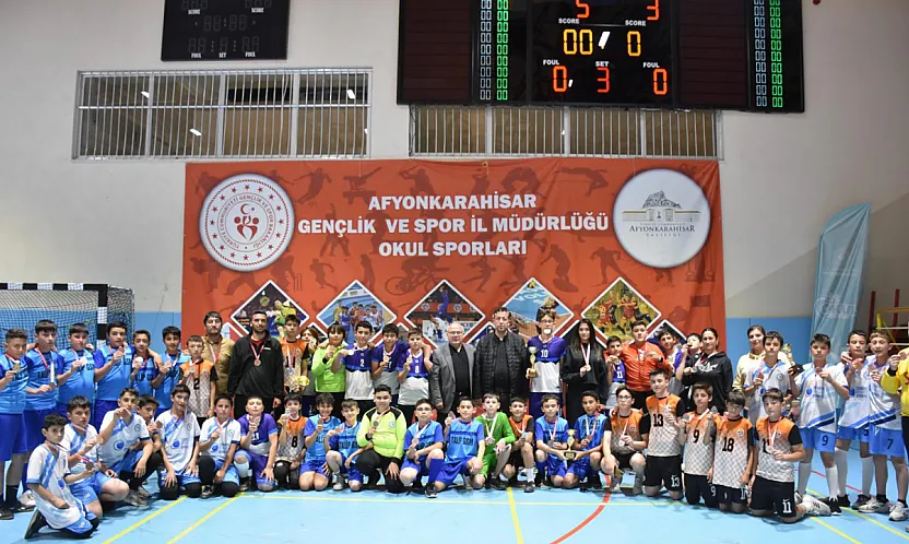 Yıldız Erkekler Hentbol Müsabakaları Çekişmeli Geçti