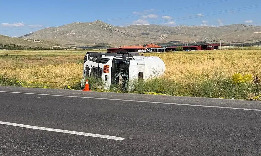 Yol Kenarına Devrilen Tankerin Sürücüsü Yaralandı