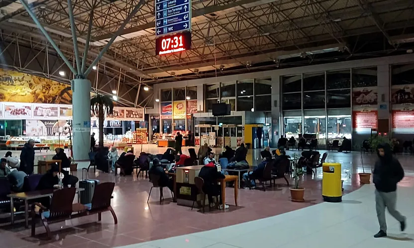 Yollarda Don, Afyon Otogarı'nda Yoğunluk Var