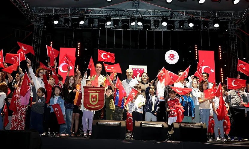 Zafer Coşkusu Bando Ve Halk Oyunları Gösterileri İle Taçlandı