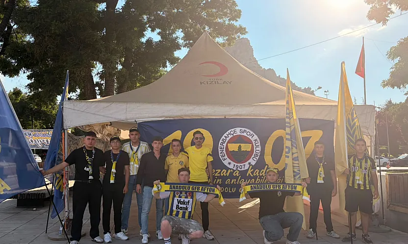 Zafer Meydanı'nda Fenerbahçeliler Günü'nü Kutladılar