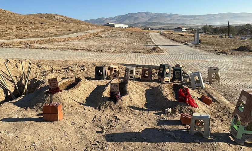 Zehirlenme Faciasında Hayatlarını Kaybetmişlerdi... Mezar Taşına Duvak...